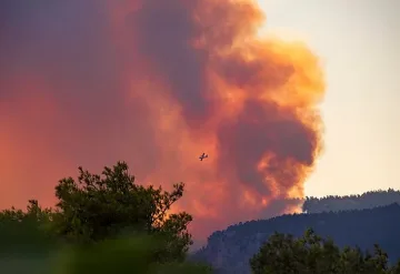 Край Атина гори, евакуират хора