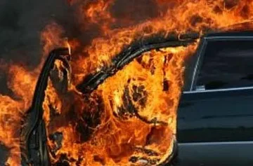 Автомобил изгоря докато водачът потегля