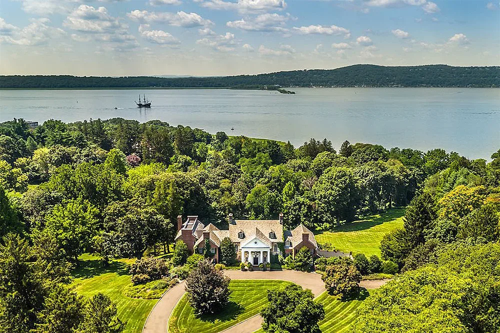 Новото имение на Катрин Зита-Джоунс (СНИМКИ)