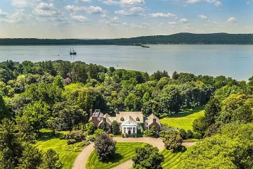 Новото имение на Катрин Зита-Джоунс (СНИМКИ)