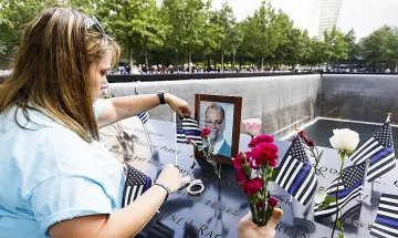 Цветя и скръб за жертвите на 11 септември