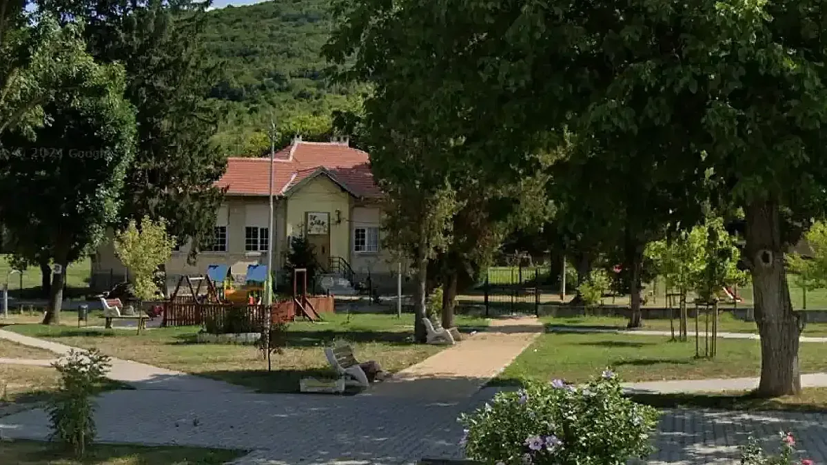 Млади хора полудяха по наше село. Изкупиха всички имоти