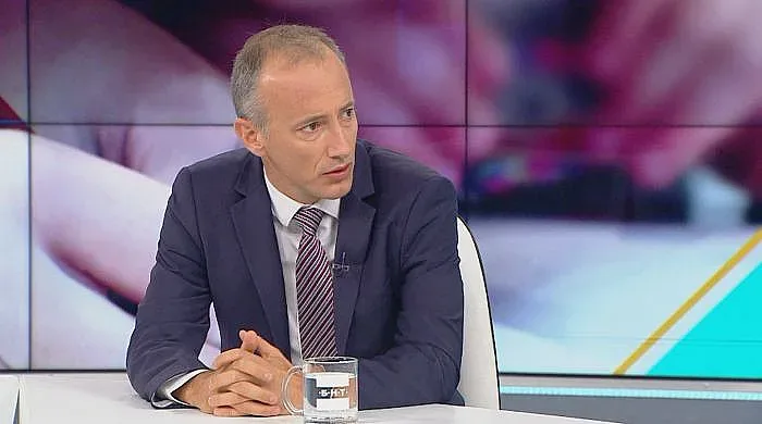 Просветният министър: Ученици "изтичат" в чужбина
