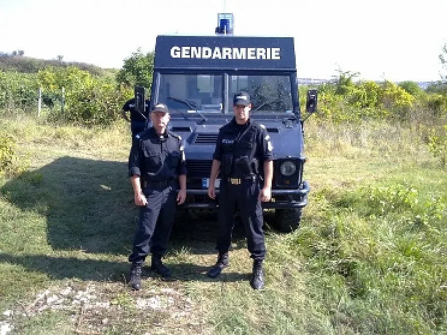 Жандармеристи охраняват лозята в Пазарджишко