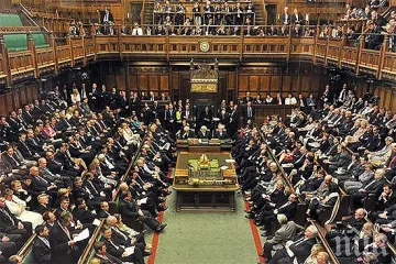 Британският парламент спира работа за месец