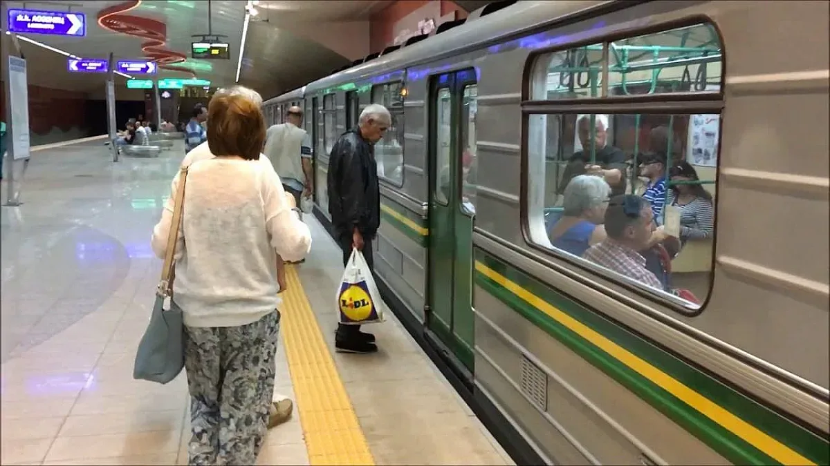 Мъж падна на релсите на метрото