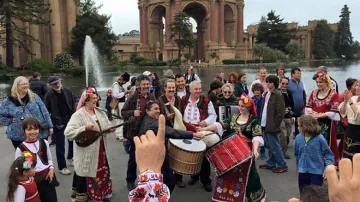 37 BG ансамбли пеят зад граница