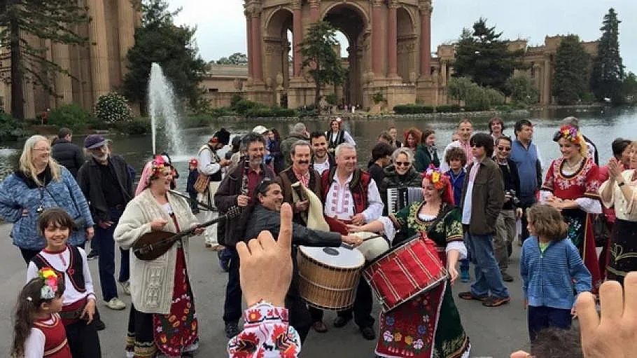 37 BG ансамбли пеят зад граница