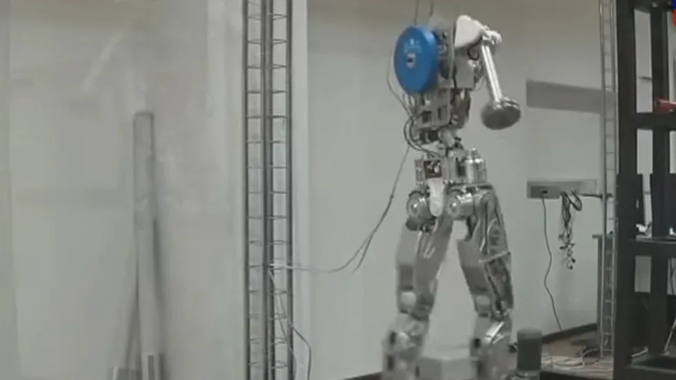 Роботът Фьодор се завърна на Земята