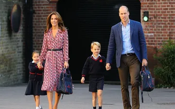 Ето я Шарлот на първия учебен ден (СНИМКИ)