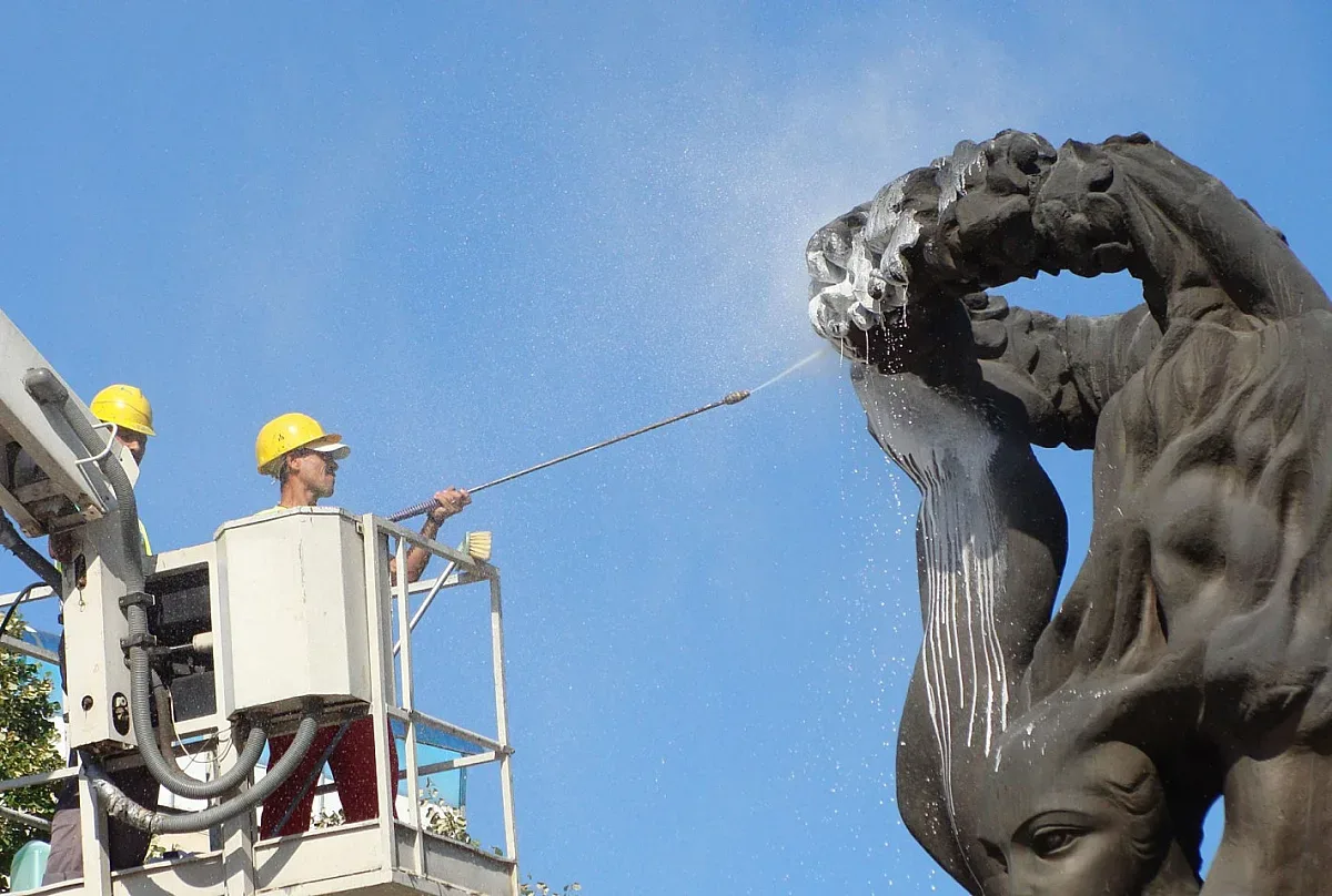 "Къпят" паметника на Съединението с шампоан