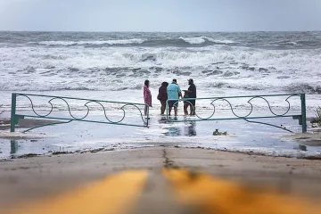 Дориан достигна бреговете на Флорида