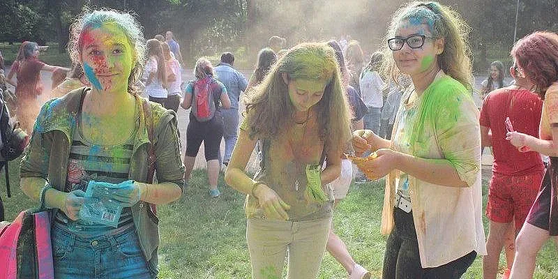 "Цветна фурия” събра 300 деца в Разград