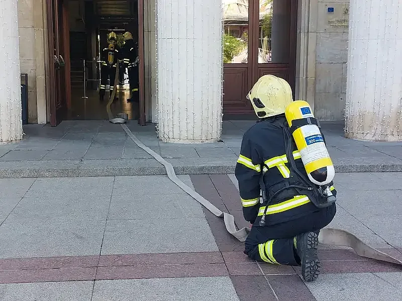 Евакуираха над 300 служители на Община Бургас