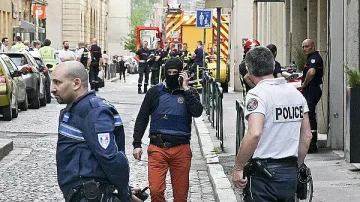 Двама нападат с нож на метростанция край Лион