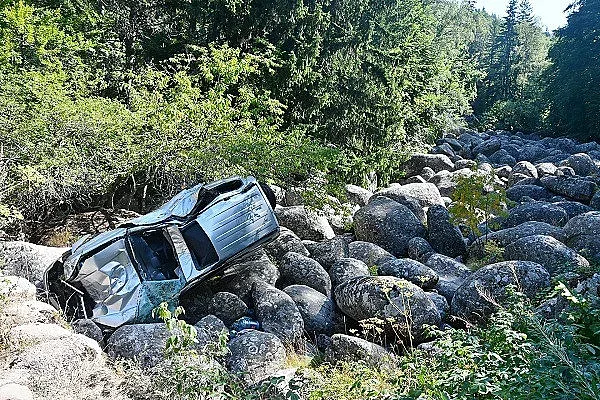 Джип кацна върху Златните мостове