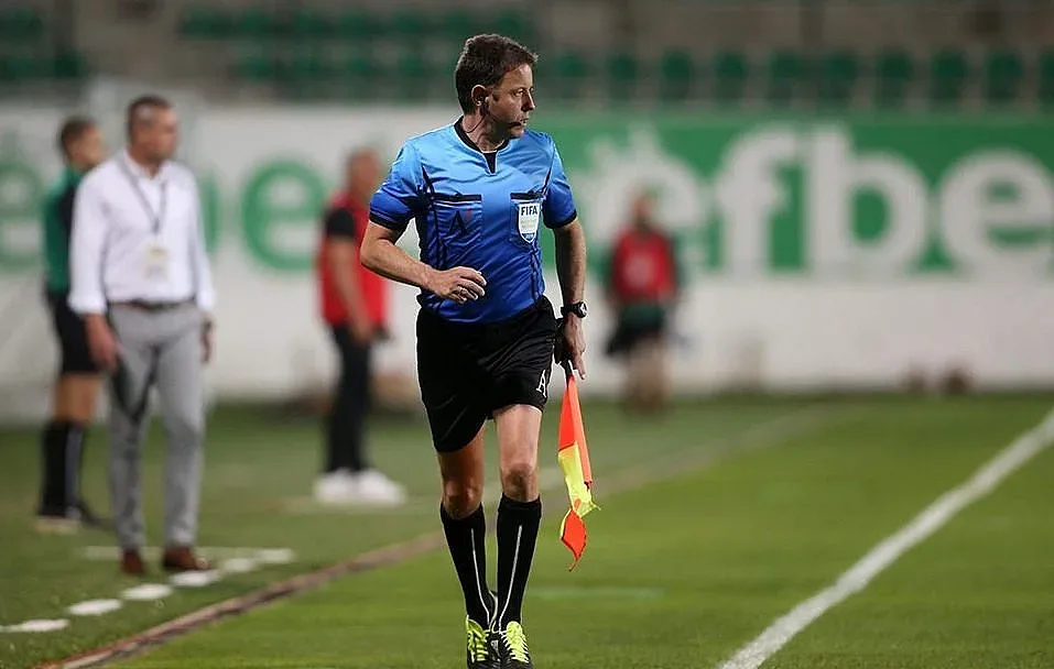 Футболен рефер чупи рекорд в България