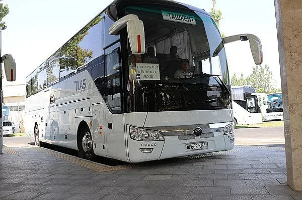 Туристки вилнеят в автобус, хапят шофьора