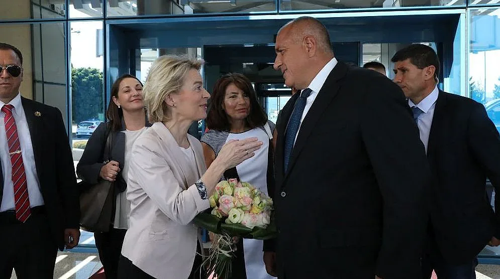 Премиерът посрещна Урсула с букет красиви рози