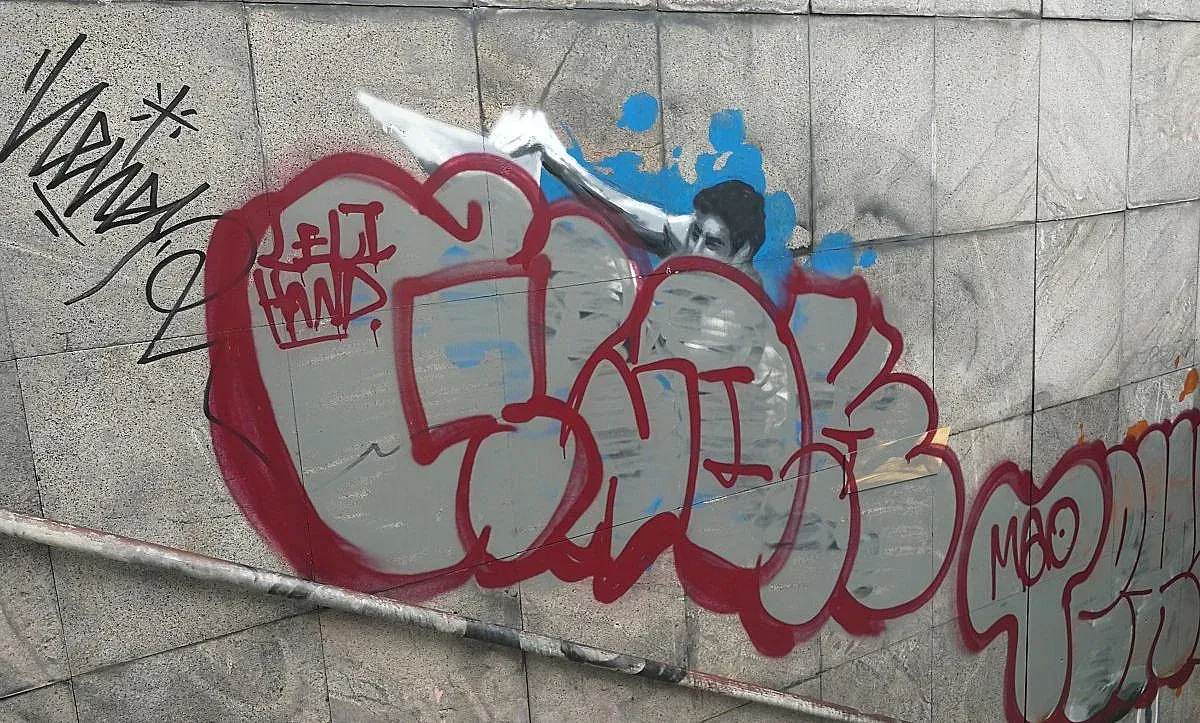 Погват авторите на грозни графити из София