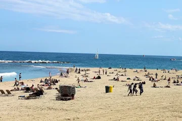 Изпразниха плаж в Барселона
