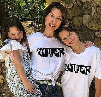 Мила Йовович чака трета дъщеря