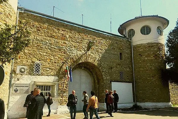 Опасни престъпници избягаха от затвора в Стара Загора