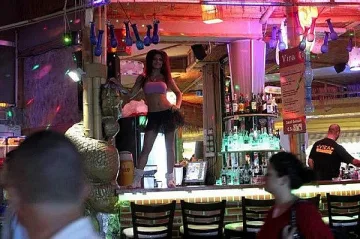 Безумен рекет гони туристи от кръчми по морето