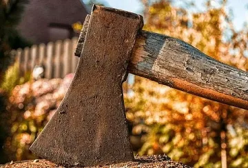 Инвалид нападна  жена си с нож