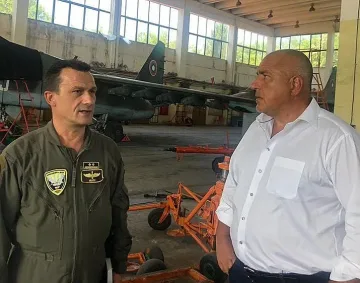 Премиерът в "Безмер", коментира Су-25