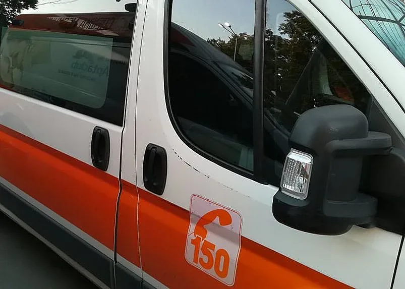 Кола се вряза в заведение, мъж загина