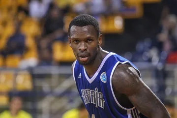 Левски Лукойл взе център от Канада