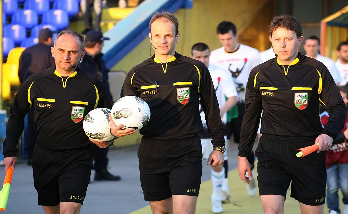 Реферът Николай Йорданов с исторически наряд в елита