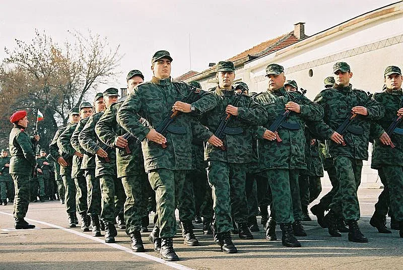 Връщат военното в училищата