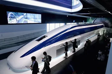 С 280 км/ч и с отворена врата хвърчи японски влак