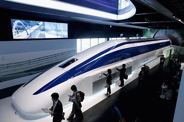 С 280 км/ч и с отворена врата хвърчи японски влак