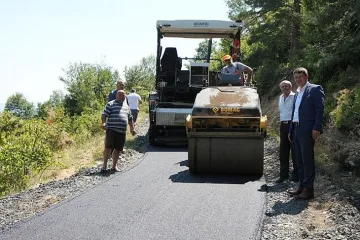 Асфалтират общински пътища  в Ардинско