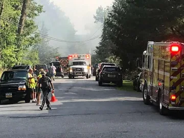 Малък самолет падна върху къща в САЩ