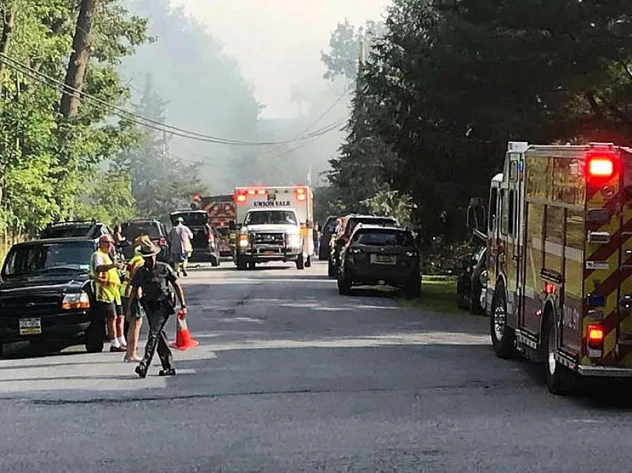 Малък самолет падна върху къща в САЩ