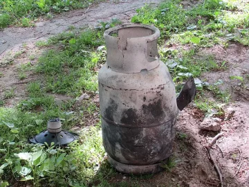 Газова бутилка едва не затри мъж