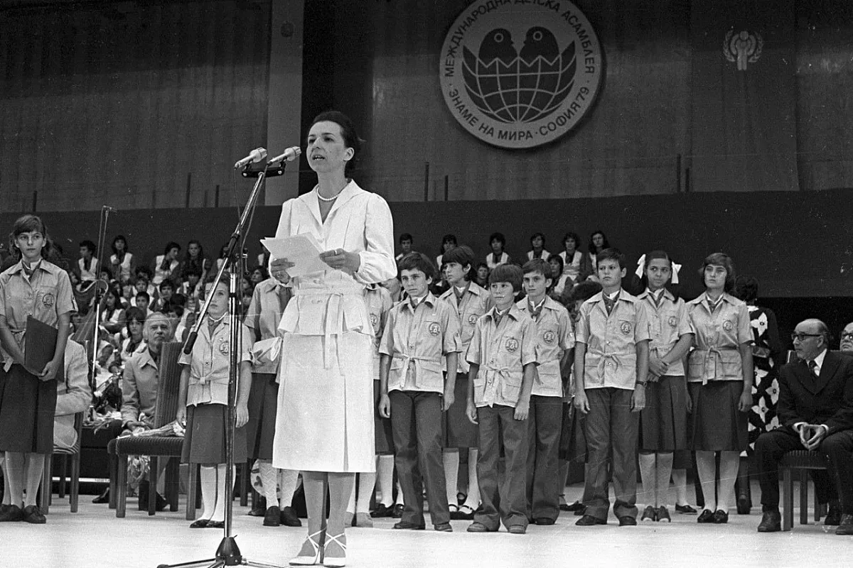 Людмила искала асамблея без пионерски връзки