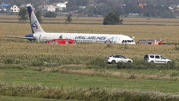 Защо командирът на A321 го приземи в царевичака