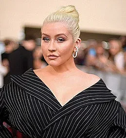 Кристина Агилера преиздава дебютния си албум