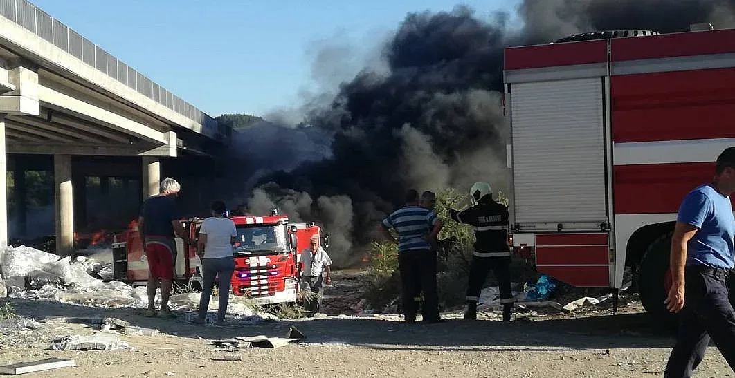 Бедствието държи затворена АМ Струма край Дупница
