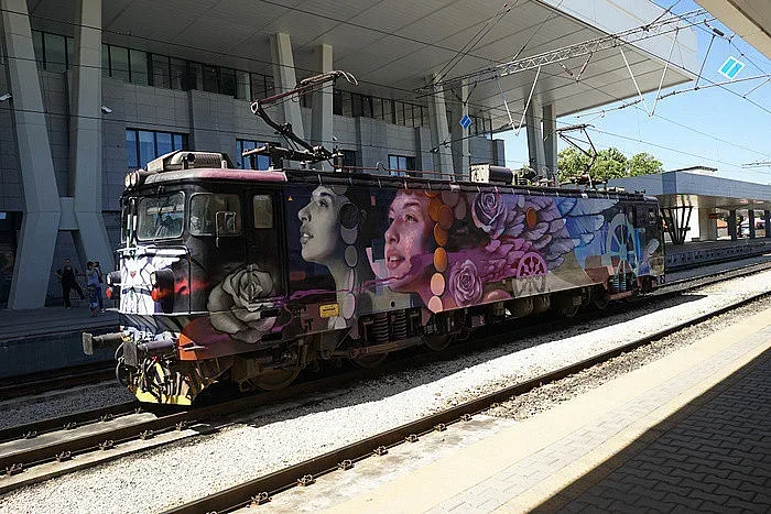 "Нашарен" локомотив тръгва из страната