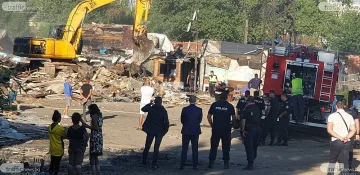 Булдозери погнаха ромски къщи в София
