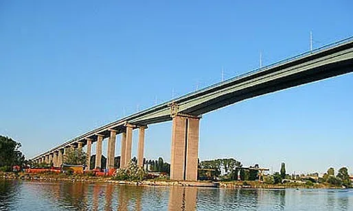 Мъж скочи от Аспаруховия мост