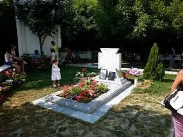 Ма­го­ве от 4 дър­жа­ви край гро­ба на Ван­га