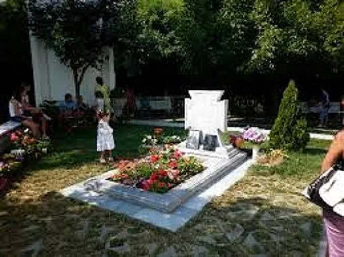 Магове от 4 държави край гроба на Ванга