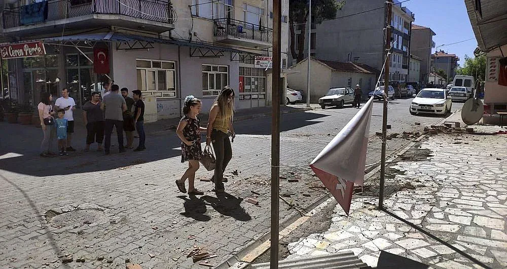 Цяла нощ в Турция тресло, но по-леко